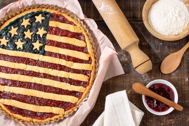 Flat lay usa flag pie sobre papel de hornear