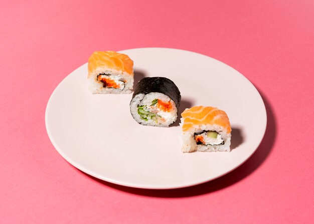 Flat lay variedad de sushi en plato