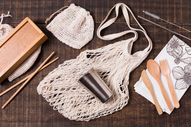 Foto gratuito flat lay zero waste products sobre fondo de madera