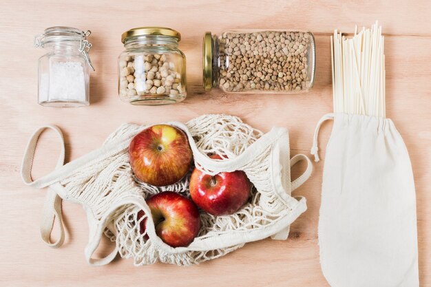 Flat lay zero waste surtido sobre fondo de madera con manzanas