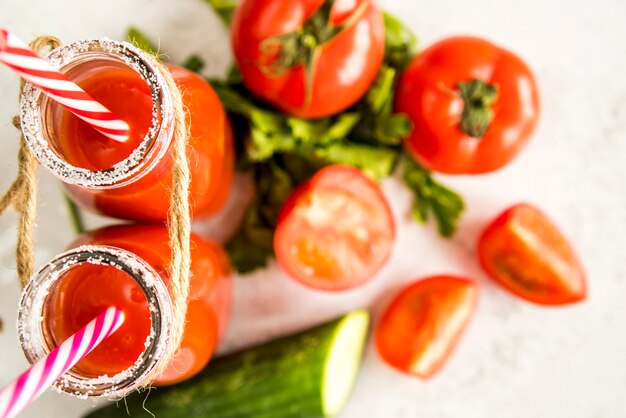 Flat lay de zumo de verano saludable