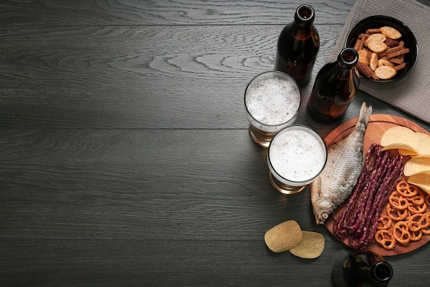 Flat pone vasos de cerveza y plato de comida con espacio de copia