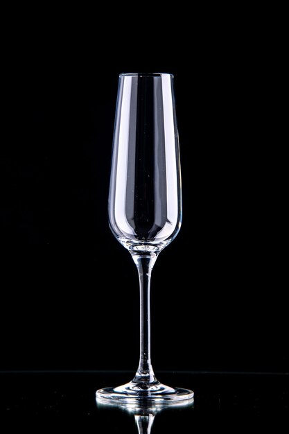 Flauta de champán vista frontal sobre superficie negra