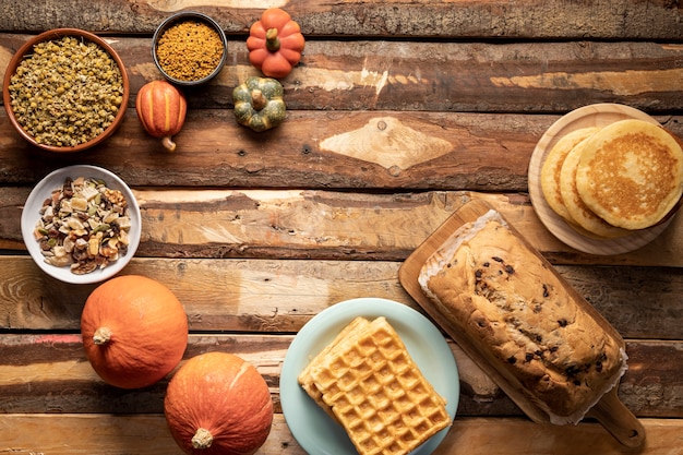 Foto gratuita flay pone surtido de comida temporada otoño