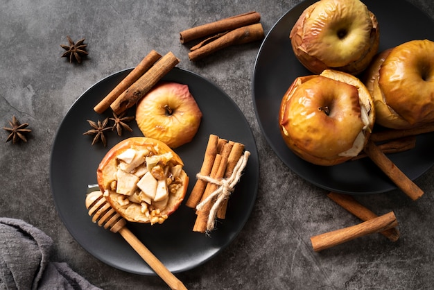 Flay poner arreglo con manzanas al horno en platos