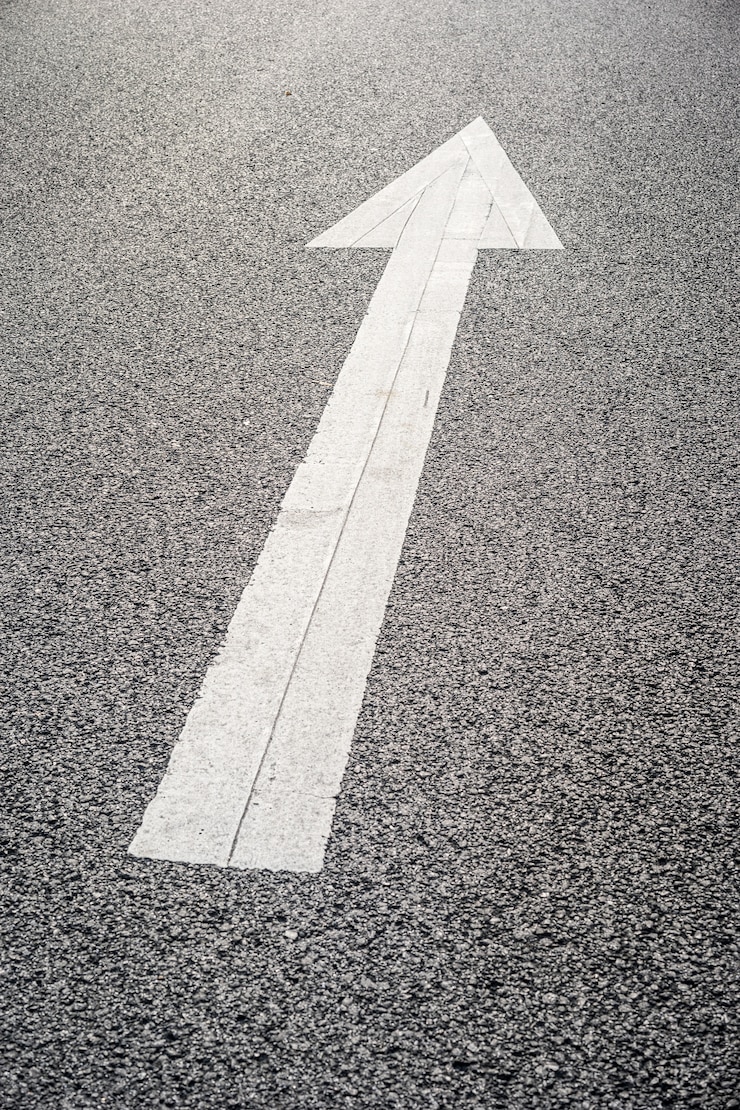 Foto gratuito flecha de dirección de carretera