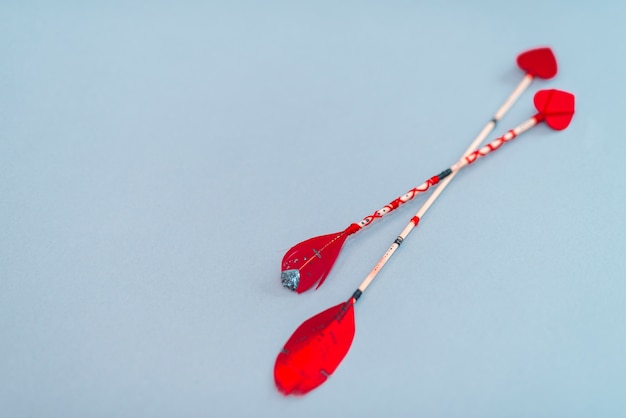 Flechas de amor en la mesa azul