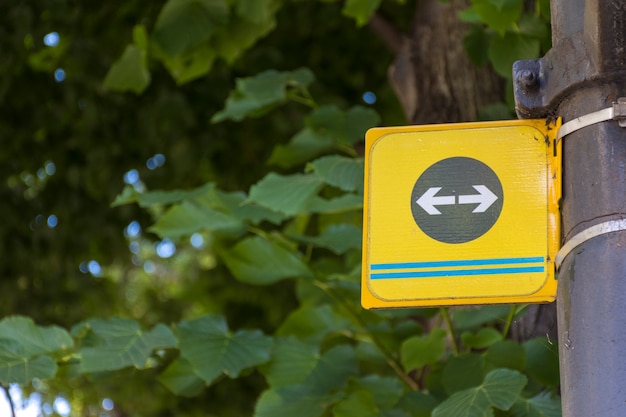 Flechas de carretera izquierda y derecha en un poste