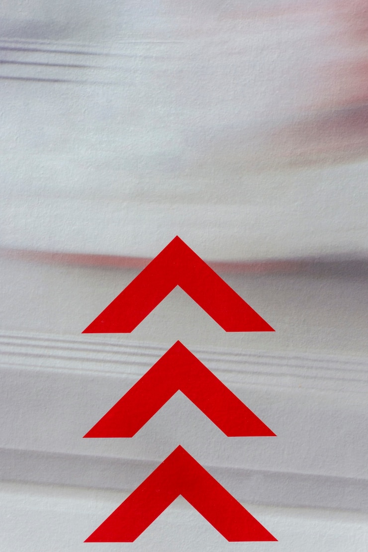 Foto gratuito flechas rojas en movimiento desenfoque de fondo
