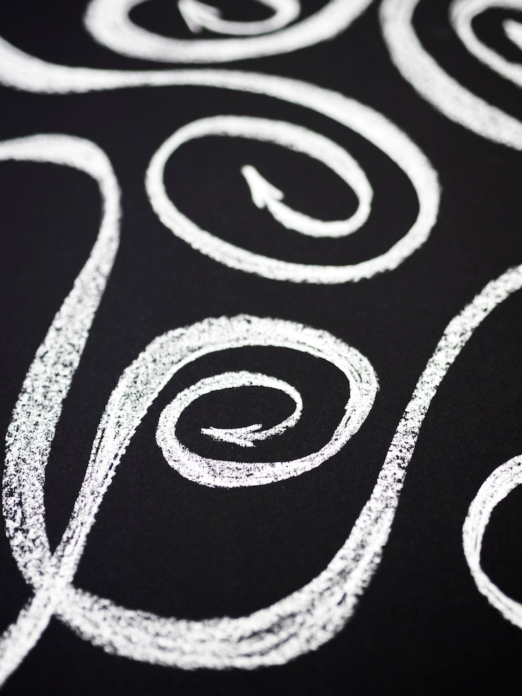 Foto gratuito flechas de tiza swirly