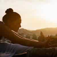 Foto gratuita flexibilidad y yoga al aire libre