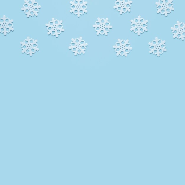 Floco de nieve en fondo azul bebé con espacio para copiar