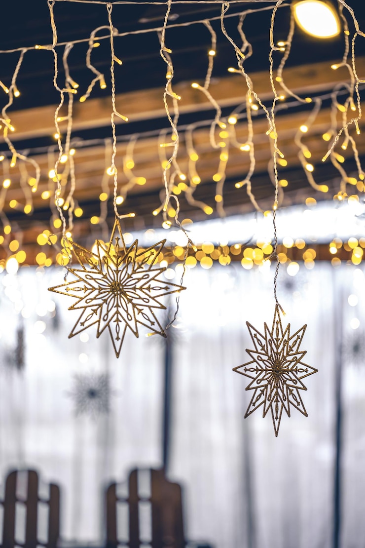 Foto gratuito flocos de nieve decorativos y guirnaldas en un fondo interior borroso