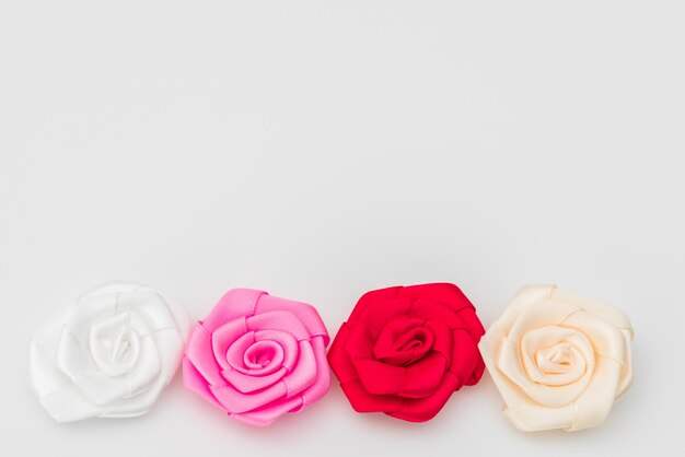 Flor color de rosa de la cinta sobre fondo blanco.