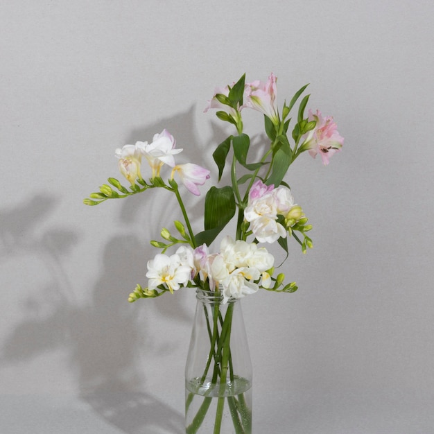 Foto gratuita flor de flor en un jarrón sobre la mesa