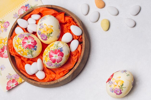 Flor de huevos de Pascua decorada en bandeja.