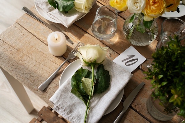 Flor y número de mesa de boda de alto ángulo