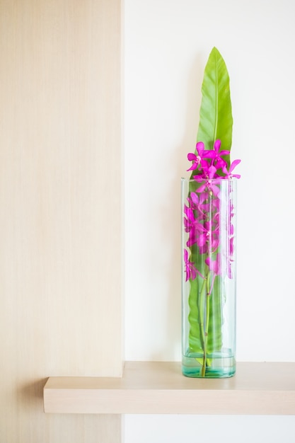 Flor de la orquídea en el florero