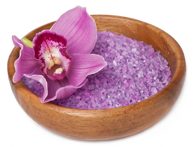 Flor de orquídea rosa y sal de lavanda