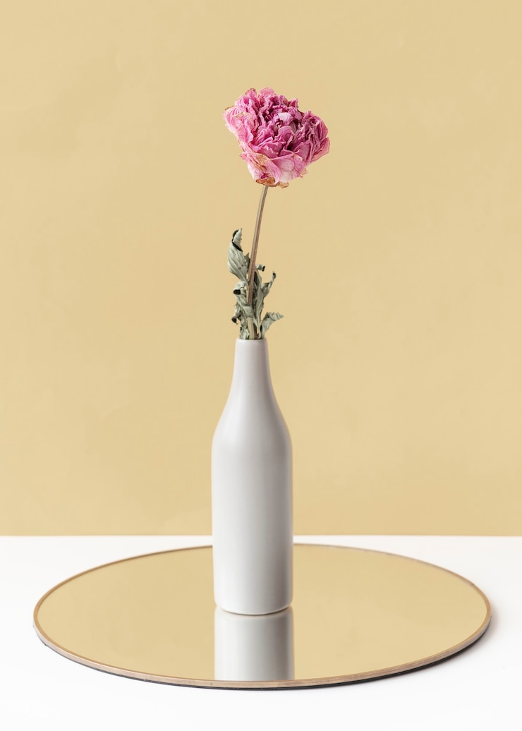 Foto gratuito flor de peonía rosa seca en un jarrón
