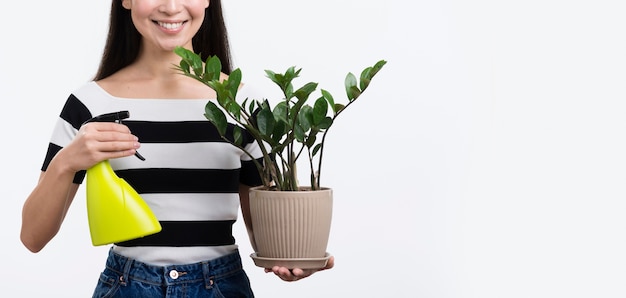 Foto gratuita flor de pulverización femenina de primer plano