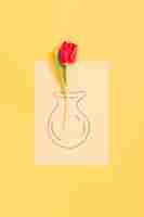 Foto gratuita flor de tulipán rojo solo en jarrón dibujado sobre fondo amarillo