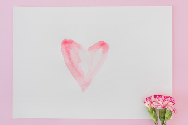 Floración fresca maravillosa y papel con corazón pintado.