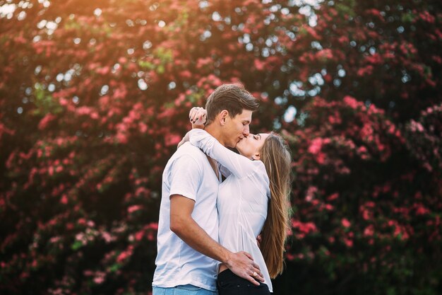 floración fuera de Pareja abrazar femenina