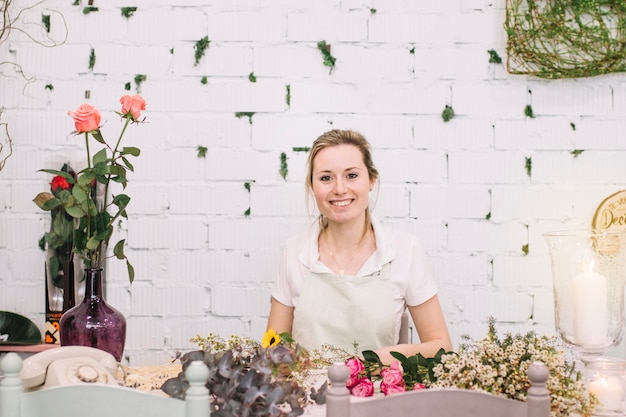 Floreria alegre en tienda de flores