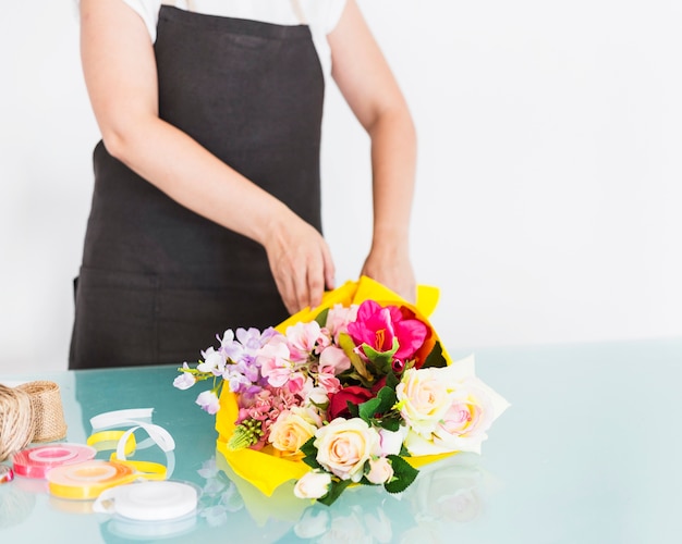 Foto gratuita floreria arreglando ramo de flores en el escritorio