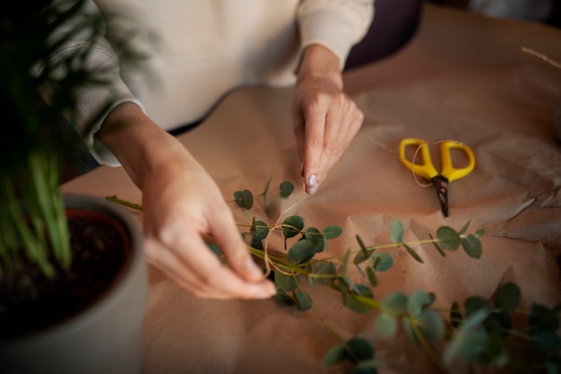 Foto gratuita floreria de cerca trabajando con ramita