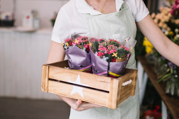 Foto gratuita floreria de cultivos llevando flores en caja