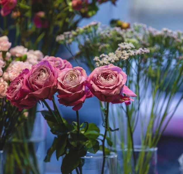 Florería exponiendo y vendiendo diferentes tipos de rosas