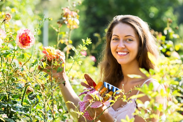 Foto gratuita floreria femenina en el jardín de verano