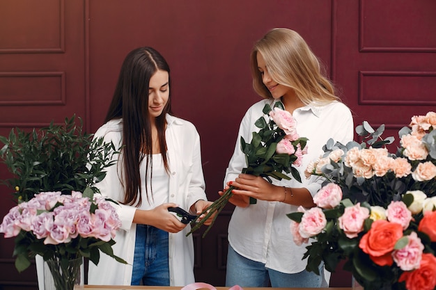 Foto gratuita floreria hace un hermoso ramo en un estudio