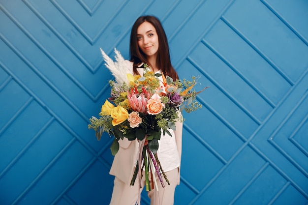 Floreria hace un hermoso ramo en un estudio