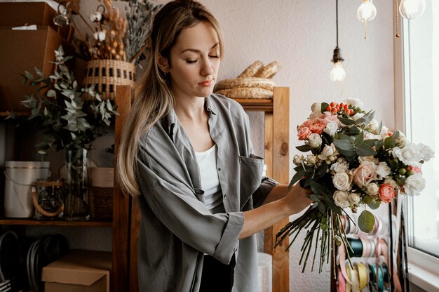 Floreria haciendo un hermoso arreglo floral