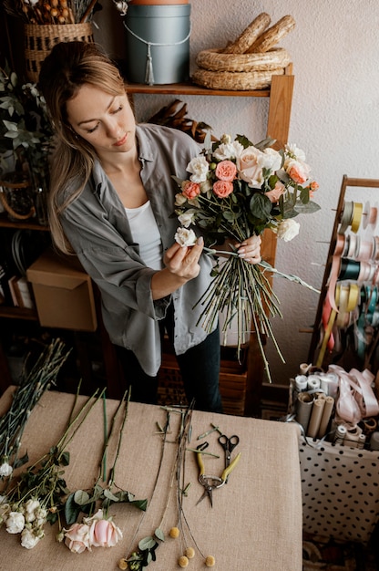 Foto gratuita floreria haciendo un hermoso arreglo floral