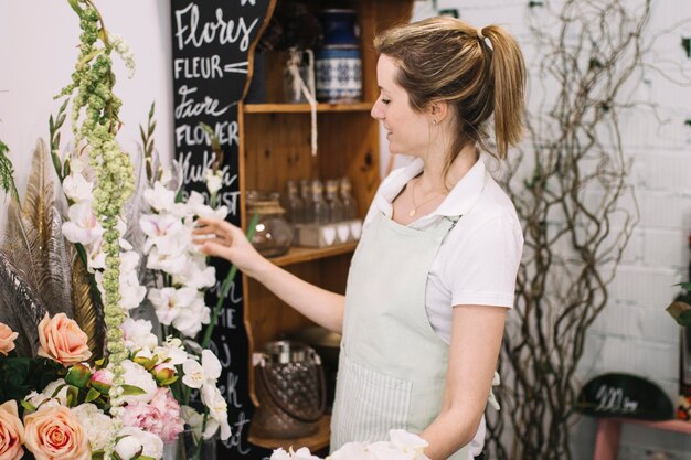 Floreria joven que trabaja en la tienda de flores