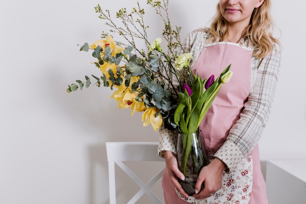 Foto gratuita floreria mujer con jarrón