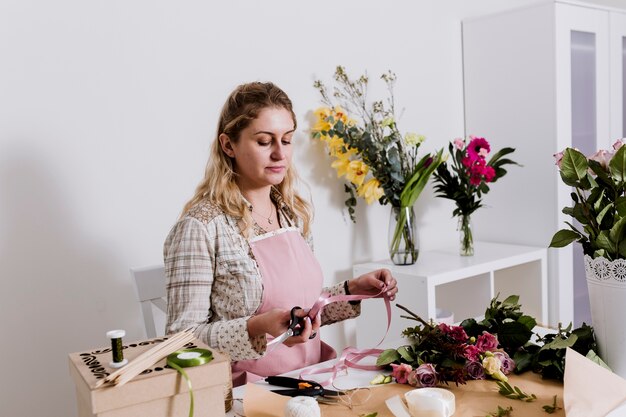 Floreria preparando flores en la tienda