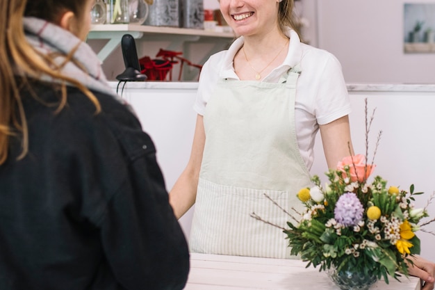 Floreria que habla con el cliente