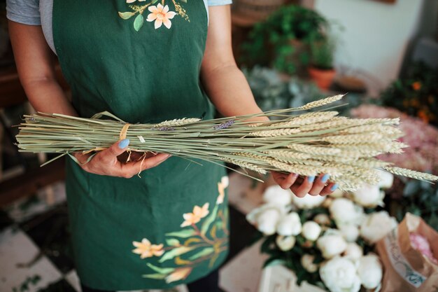 Floreria con racimo de espiguillas