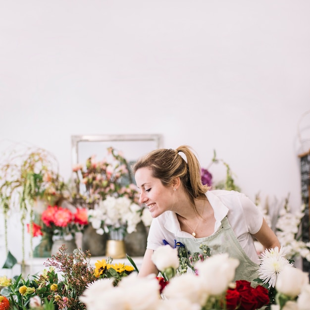 Floreria sonriente cuidando flores