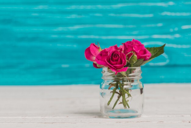 Florero de cristal con flores bonitas