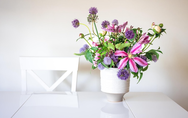 Foto gratuito florero con flores del jardín en el interior de una cocina blanca