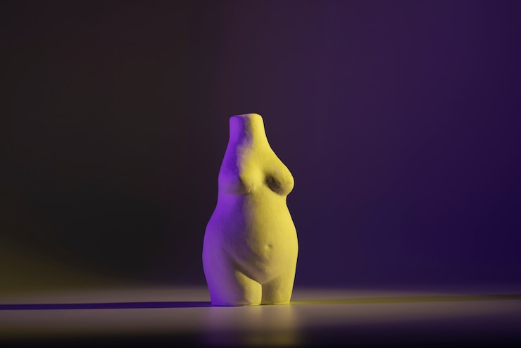 Foto gratuito florero en forma de cuerpo con luz violeta y amarilla.