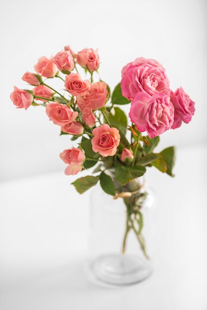 Florero con rosas en mesa