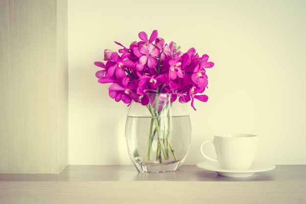 Florero y una taza de café