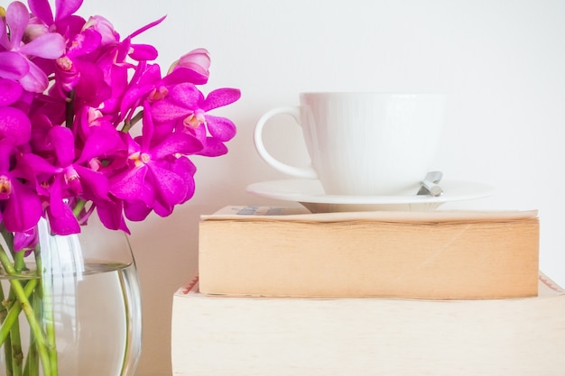 Florero y taza de café